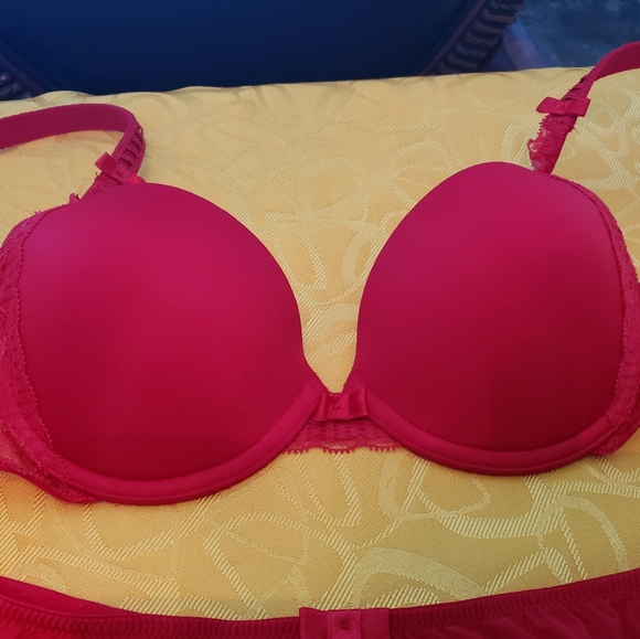 Bra and 4 assorted new panties - Picture 4 of 13